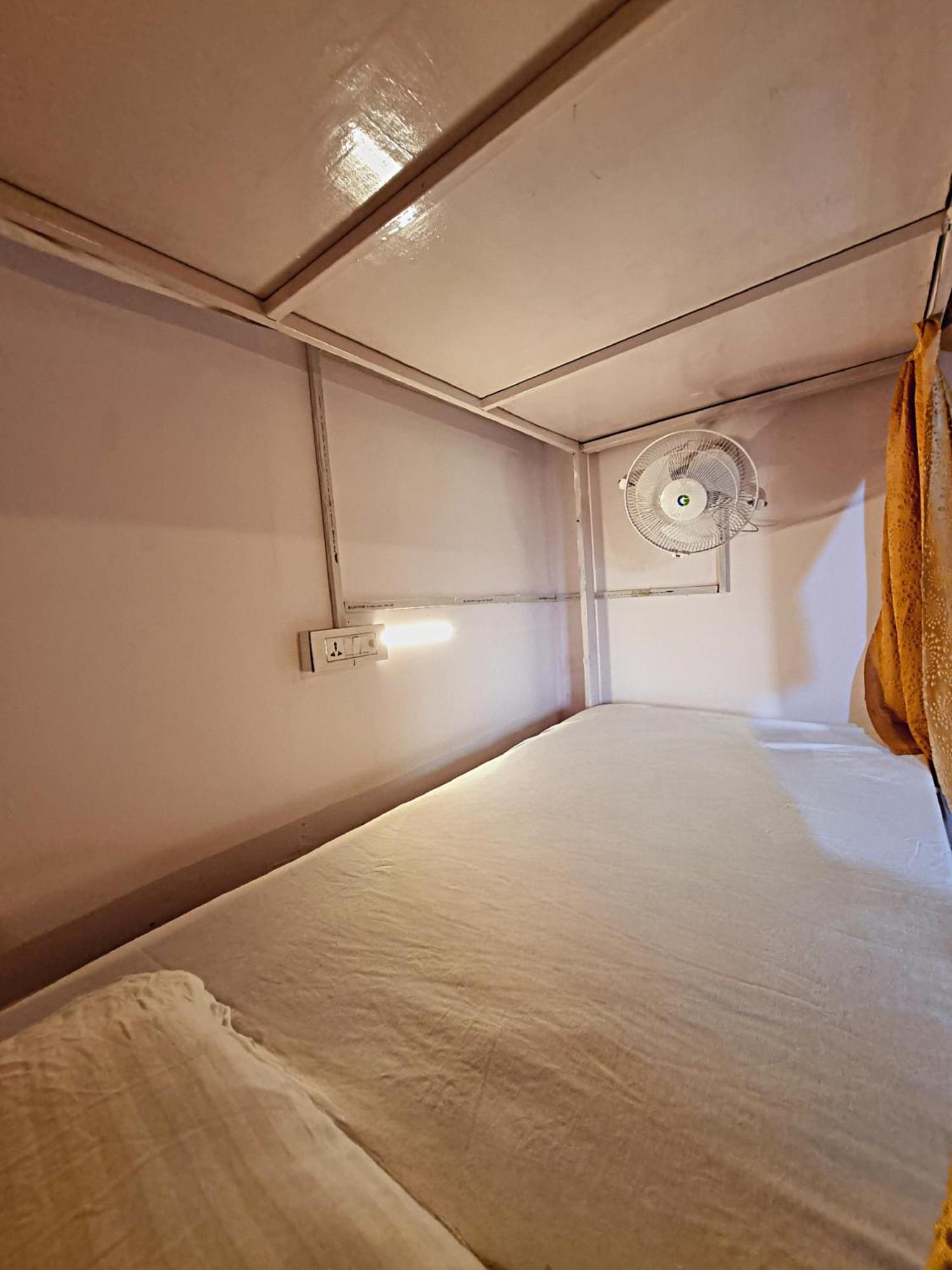 Landlopers Hostel Rishīkesh Exteriör bild