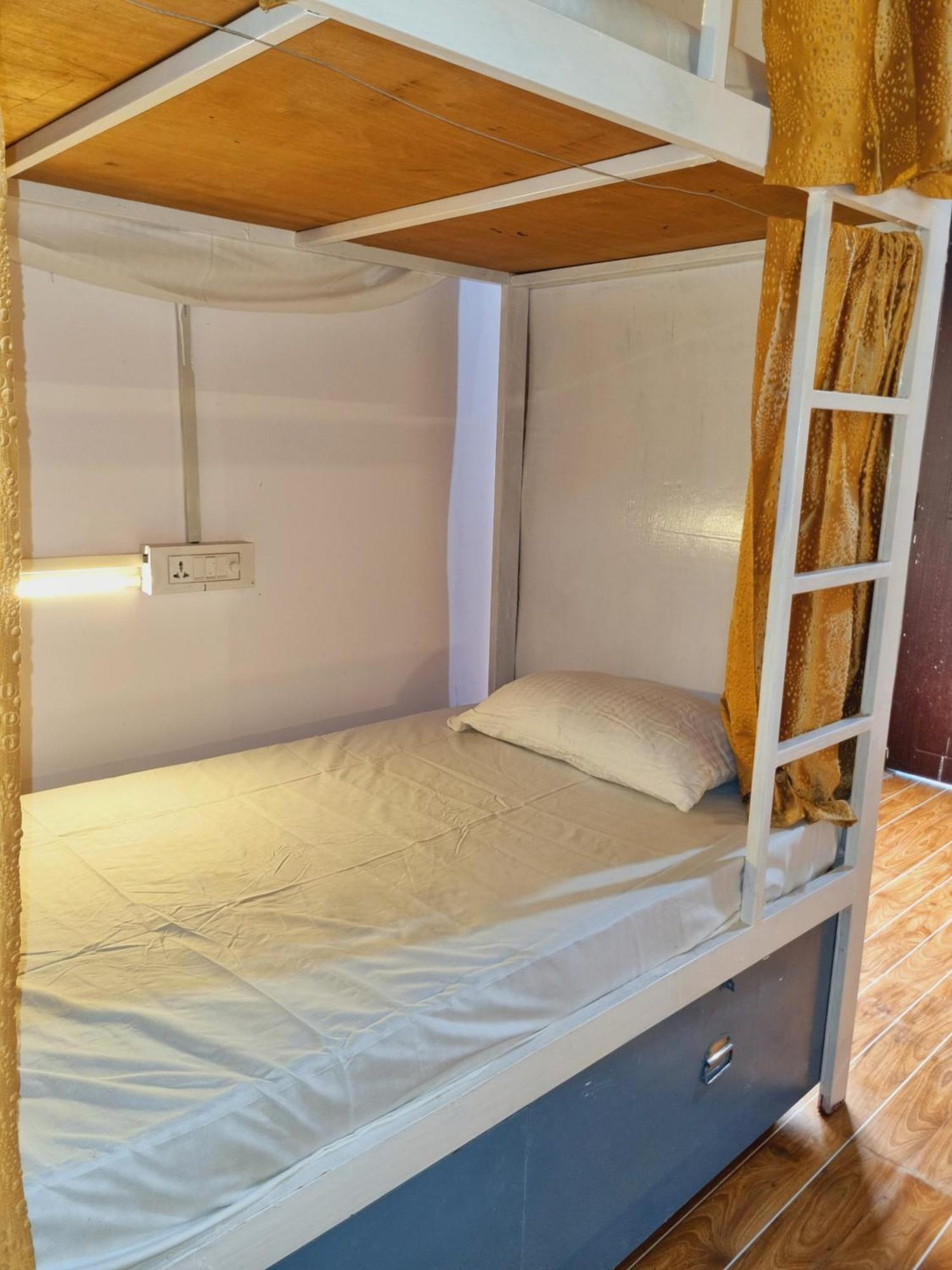 Landlopers Hostel Rishīkesh Exteriör bild