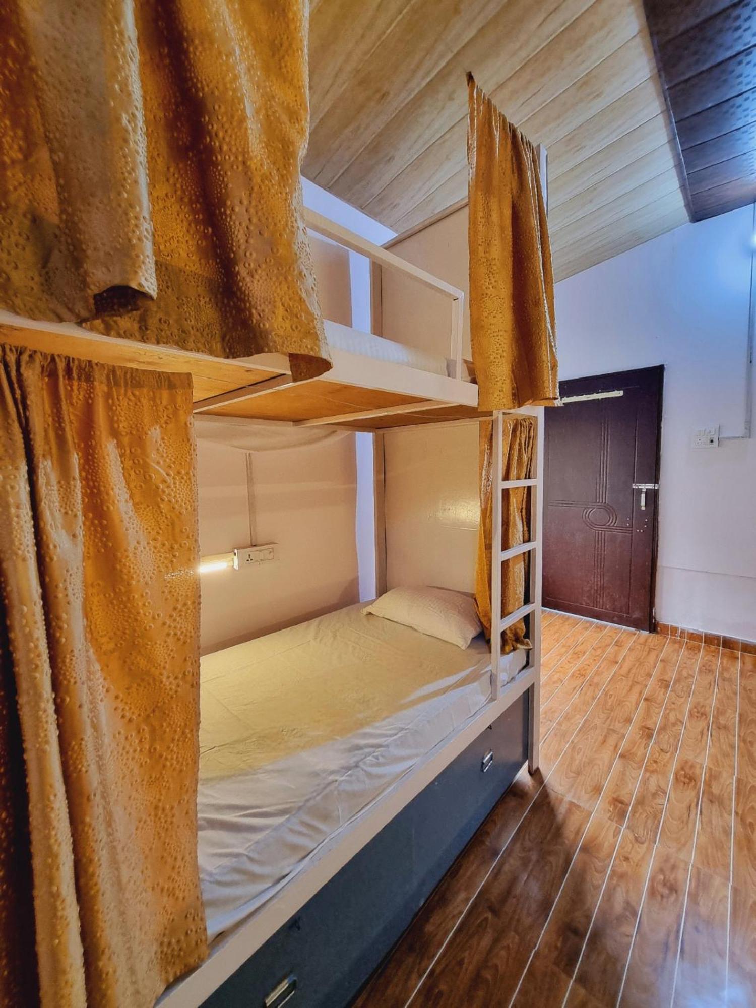 Landlopers Hostel Rishīkesh Exteriör bild