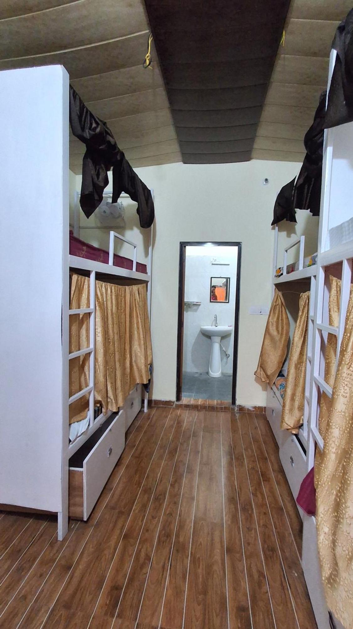 Landlopers Hostel Rishīkesh Exteriör bild